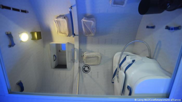 В космическата тоалетна, проектирана през 2000 година, астронавтите трябваше да се привързват с колани през бедрата плътно за тоалетната седалка. През 2018 НАСА похарчи 23 милиона долара за нова тоалетна с вакуум, която започва да смуче още със сядането на тоалетната чиния. Повечето отпадъци се изгарят, но урината се преработва в питейна вода. Днешното кафе ще го пием и утре, гласи една шега.