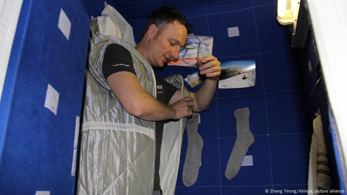 Matthias Maurer demonstrating how astronauts sleep in space