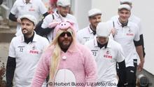Fußball: Bundesliga, Training, 1. FC Köln. Trainer Steffen Baumgart kommt zum Start der Karnevalssaison in rosa Aufzug, Sonnenbrille und mit blonder Perücke verkleidet zum Training. +++ dpa-Bildfunk +++
