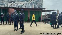 Polizei in Luanda
Die Polizei zerstreut Demonstranten, um den Marsch zugunsten des Gedenkens an Inocêncio de Matos zu stoppen.
Ort/Datum: 11.11.2021, Luanda, Angola