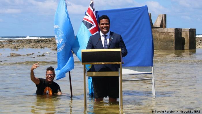 COP26 I Simon Kofe, Tuvalu's Minister für Justiz steht im Wasser