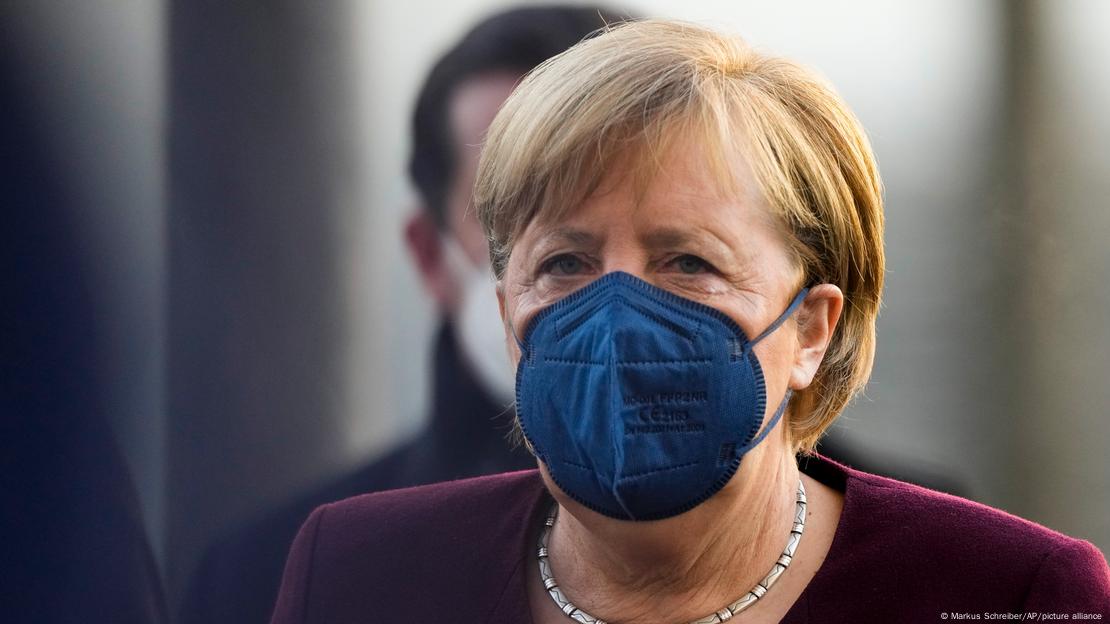 Angela Merkel sa zaštitnom medicinskom maskom u studenom 2021.