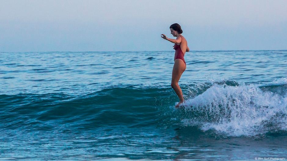 Equal Pay: Eine Surferin schlägt Wellen