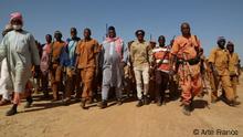 In einem Drittel des Landes Burkina Faso sind Polizei und Armee faktisch abwesend. In einigen Regionen übernehmen deshalb bewaffnete Milizen ihre Rollen. Eine der größten ist die sogenannte Koglweogo mit bis zu 40.000 Mitgliedern. Ursprünglich war es das Ziel dieser Milizen, für Ordnung und Gerechtigkeit zu sorgen, in der Rolle der Polizei, um die Bürger vor Kriminellen zu schützen heute kämpfen sie aber auch gegen die Dschihadisten im Norden des Landes. 