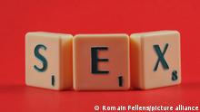 Buchstabensteine mit dem Wort Sex auf rotem Hintergrund