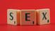 Buchstabensteine mit dem Wort "Sex" auf rotem Hintergrund Buchstabensteine mit dem Wort "Sex" auf rotem Hintergrund