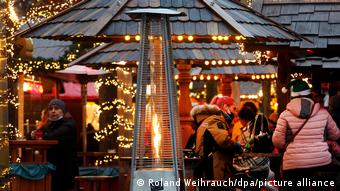 Во многих городах Германии из-за новых ограничений, связанных с пандемией коронавируса, рождественских базаров в 2021 году не будет. Посетители рождественского базара в Дуйсбурге. 