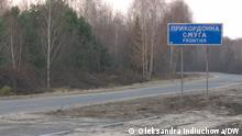DW-Reportage - Grenze der Ukraine mit Belarus und Polen.
Straßenschild „Grenzstreifen“ weist auf die nahe Grenze der Ukraine mit Belarus und Polen.