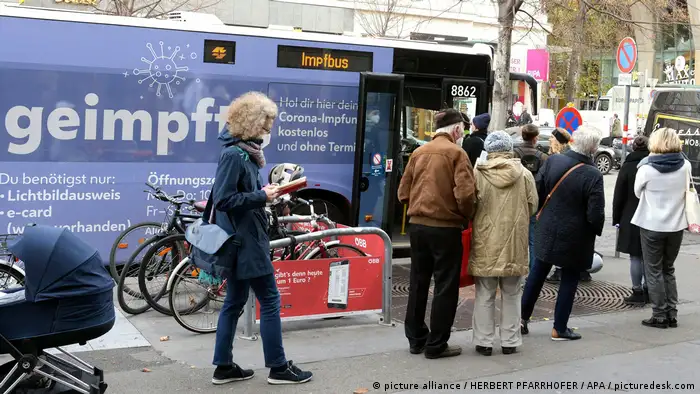 奥地利街头提供疫苗接种服务的巴士。