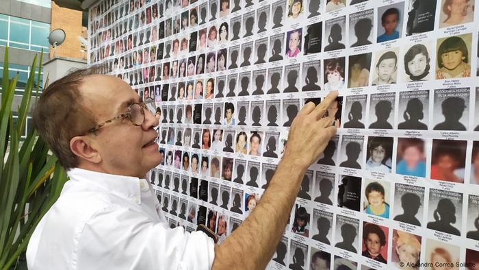 Francisco González, director de la Fundación Armando Armero, señalando la foto de una de las niñas que se cree salió viva de la tragedia.