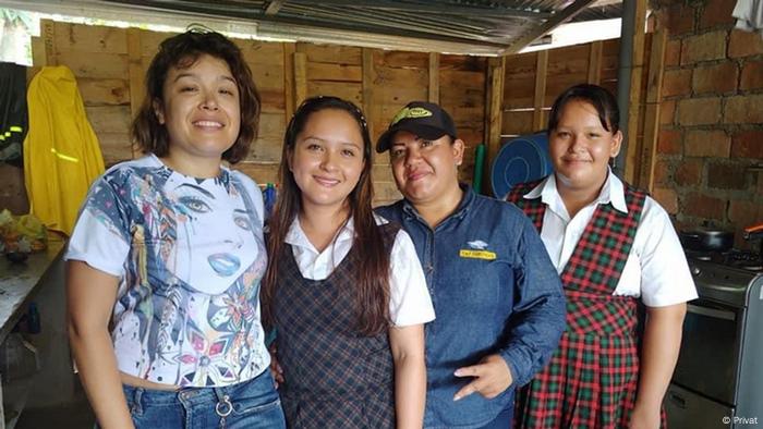 De Izquierda a derecha: Jenifer de la Rosa, su sobrina Dayán, su hermana Ángela Johana Rendón y su otra sobrina, Paola.