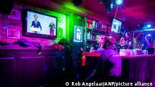 2021-11-12 19:04:58 EINDHOVEN - Catering-Mitarbeiter in einem Café am Stratumseind in Eindhoven verfolgen die Pressekonferenz zu den Corona-Maßnahmen. Das Kabinett hat eine kurze, milde Sperrung von drei Wochen angekündigt. Darin müssen Restaurants, Cafés und Bars um 20 Uhr ihre Türen schließen. ANP ROB ANGELAAR
