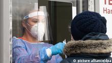 Eine Mitarbeiterin testet eine Patientin auf das Corona-Virus an der von einer Arztpraxis betriebenen Corona-Teststelle Hannover-Laatzen in der Region Hannover. Die bundesweite Sieben-Tage-Inzidenz ist erneut angestiegen.