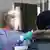 Enfermeira com máscara faz teste de covid em uma pessoa