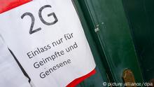 «2G Einlass nur für Geimpfte und Genesene, steht auf einem Schild am Eingang eines Tanz- und Nachtclubs in Stralsund. 2G kommt in Mecklenburg-Vorpommern. Wo und wann, das hängt von der Infektionslage vor Ort ab; Mecklenburg-Vorpommern führt die 2G-Regel für Städte und Landkreise ein, die auf der landeseigenen Corona-Warnampel die Stufe Orange erreichen.