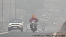  NEW DELHI, INDIA - NOVEMBER 12: Commuters seen early morning as heavy smog engulfed Moti Bagh on November 12, 2021 in New Delhi, India. The layer of eye-stinging smog lingering over Delhi-NCR thickened on Friday, giving the sun an orange tint and reducing visibility to 200 metres in several areas of the region that have been plagued by hazardous pollution levels since early November. Photo by Sanchit Khanna/Hindustan Times Thick Smog Layer Covers Delhi NCR PUBLICATIONxNOTxINxIND