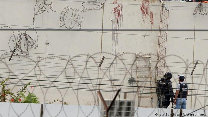 Al menos 68 presos fallecieron y 25 resultaron heridos en nuevos enfrentamientos registrados en la Penitenciaría del Litoral, en la ciudad costera de Guayaquil. El sistema penitenciario de Ecuador se encuentra bajo estado de excepción desde el 29 de septiembre, luego de que se registrara la peor masacre ocurrida en una cárcel, 118 presos asesinados, también en Guayaquil (13.11.2021).