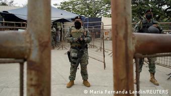 Боєць національної гвардії чатує біля тюрмі Гуякіля