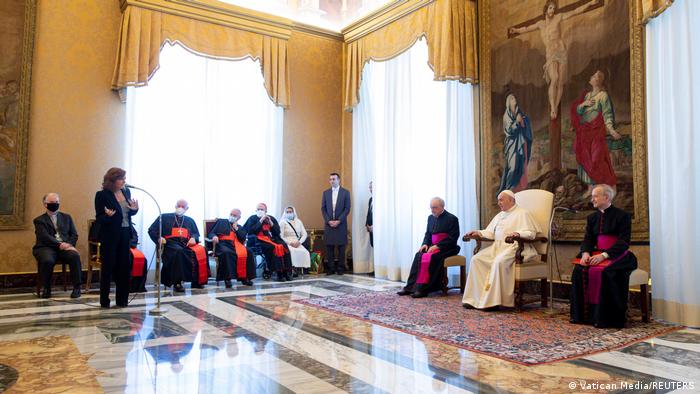 Papst Franziskus I Zeremonie zu Ehren der Vatikankorrespondenten Philip Pullella und Valentina Alazraki 