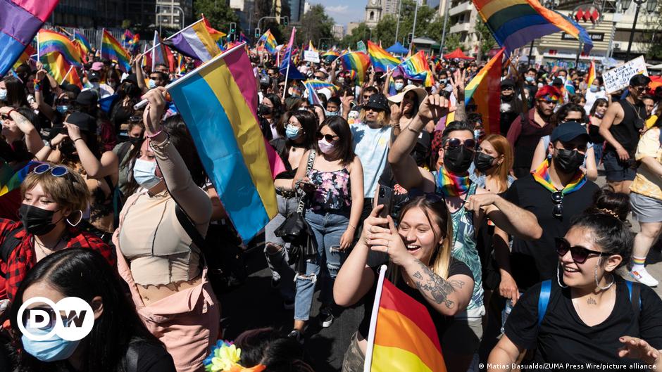Masiva Marcha Del Orgullo Lgbtq Demanda Igualdad En Chile Dw 14 11 2021