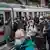 Dezenas de passageiros tentam entrar num trem da Deutsche Bahn em Hamburgo