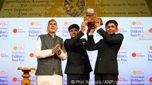 2021-11-13 16:41:46 DEN HAAG - Friedensnobelpreisträger 2014 Kailash Satyarthi überreicht Vihaan und Nav Agarwal aus Indien den Internationalen Kinderfriedenspreis 2021. Die 17- und 14-jährigen Brüder aus Delhi haben die Auszeichnung für ihren Mut und ihr Engagement erhalten, die Umweltverschmutzung in ihrer Heimatstadt zu bekämpfen. ANP PHIL NIJHUIS