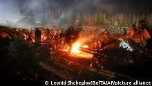 13.11.2021
Migrants warm themselves at a fire as they gather at the Belarus-Poland border near Grodno, Belarus, Saturday, Nov. 13, 2021. A large number of migrants are in a makeshift camp on the Belarusian side of the border in frigid conditions. Belarusian state news agency Belta reported that Lukashenko on Saturday ordered the military to set up tents at the border where food and other humanitarian aid can be gathered and distributed to the migrants. (Leonid Shcheglov/BelTA pool photo via AP)
