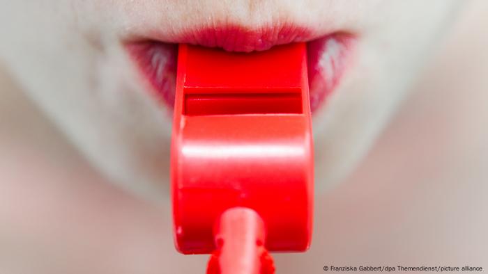 Symbolbild I Rote Trillerpfeife - Whistleblowing
