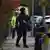 Ein mit Maschinenpistole bewaffneter Polizist in Schutzmontur in der Nähe der Liverpooler Frauenklinik