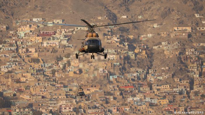 Kabul | Militärparade Taliban - Hubschrauber