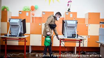 Απολύμανση σε εκλογικό κέντρο στη Βουλγαρία