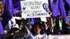 Foto simbólica de una mujer que protesta en El Salvador con un rótulo que dice "sus políticas justas nos siguen asesinando". Foto simbólica de una mujer que protesta en El Salvador con un rótulo que dice "sus políticas justas nos siguen asesinando".