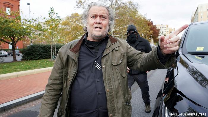 Aliado de Trump, Steve Bannon desce de automóvel acompanhado de seguranças para se entregar ao FBI. Ele aproveitou presença da imprensa para lançar novos ataques ao presidente Biden Aliado de Trump, Steve Bannon desce de automóvel acompanhado de seguranças para se entregar ao FBI. Ele aproveitou presença da imprensa para lançar novos ataques ao presidente Biden