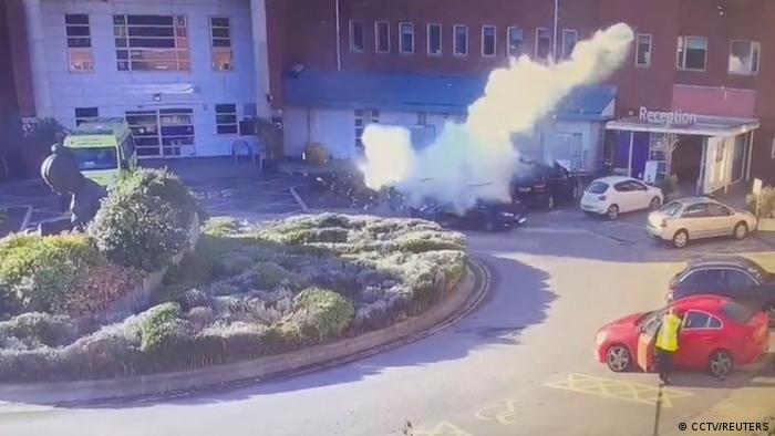 Взрыв в такси у клиники в Ливерпуле на кадре с камеры наблюдения