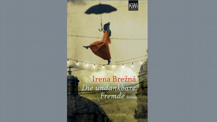 Cover of the book Die undatierte Fremde with a girl walking on a rope with an umbrella.