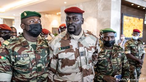 Mamady Doumbouya le président de la transition en Guinée entouré d'autres militaires
