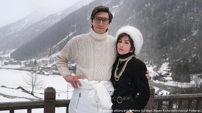 Adam Driver und Lady Gaga als Maurizio Gucci und Patrizia Reggiano in einem Filmszene. Beide stehen vor einer schneebedeckten Winterlandschaft