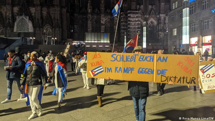 “Unánse a la lucha contra la dictadura”, se lee en un cartel en Colonia.
