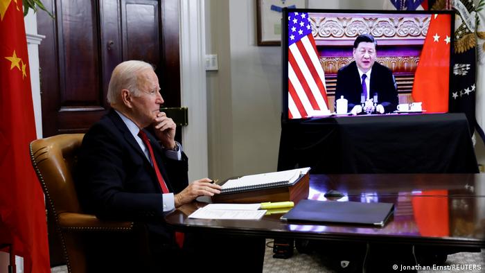 Presiden AS Joe Biden saat bertemu dengan Presiden Cina Xi Jinping secara virtual, Senin (15/11) malam waktu AS