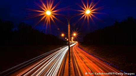 Esta fotografía de larga exposición de una autopista fue capturada cerca de Moscú, y se asemeja a una pintura. Los faros de los coches dibujan líneas blancas y rojas, y los faroles brillan como estrellas en el cielo.