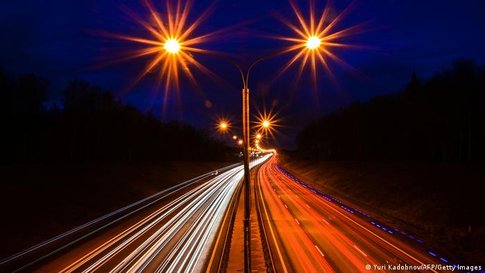 Ova fotografija je nastala dugom ekspozicijom fotografskog filma, a prikazuje autocestu u blizini Moskve tijekom noći. Svjetla automobila iscrtala su bijele i crvene linije, ulična svjetla izgledaju kao zvijezde. Sunce se u najvećem europskom gradu trenutno vidi oko osam sati na dan.