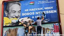 Aktivisten zerreißen ein Plakat der Kampagne gegen den US-Philantropen und Investor Soros. Nach Ansicht der EU-Kommission verstößt das Gesetz gegen EU-Recht. Deshalb klagte die Brüsseler Behörde vor dem EuGH. Das Gesetz sieht zum einen strafrechtliche Konsequenzen für «Beihilfe zur illegalen Migration» vor. Bei Verstößen drohen im Wiederholungsfall Freiheitsstrafen von bis zu einem Jahr. Außerdem führte Ungarn damit einen neuen Grund ein, Asylanträge für unzulässig zu erklären. Demnach können Anträge abgelehnt werden, wenn der Antragsteller über ein Land eingereist ist, in dem keine Verfolgung oder keine unmittelbare Verfolgungsgefahr gedroht hat. +++ dpa-Bildfunk +++