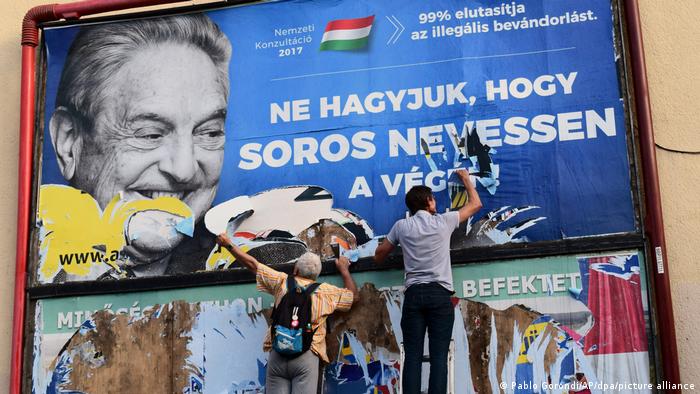 Activistas rompen un cartel de campaña contra el inversor estadounidense George Soros en Hungría. (Imagen de archivo).