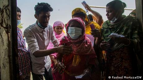 Bangladesch Impfkampagne der Regierung im Korail slum, Dhaka