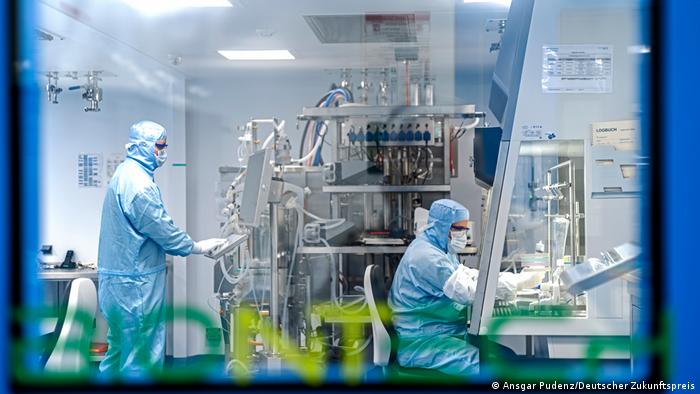 Deutscher Zukunftspreis 2021: Blick in ein Labor der Impfstoff-Produktion von BioNTech in Mainz mit zwei Beschäftigten in Ganzkörper-Anzügen. 