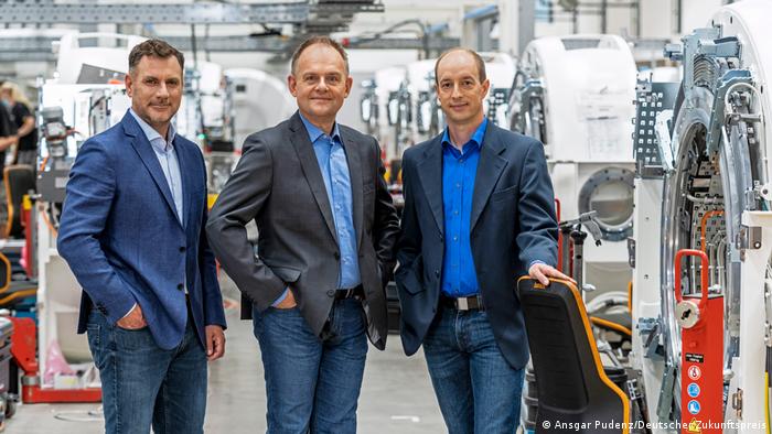 Deutscher Zukunftspreis 2021: Thomas Flohr, Björn Kreisler und Stefan Ulzheimer stehen in der Produktionsstrasse für Computertomografen bei Siemens in Forchheim. 