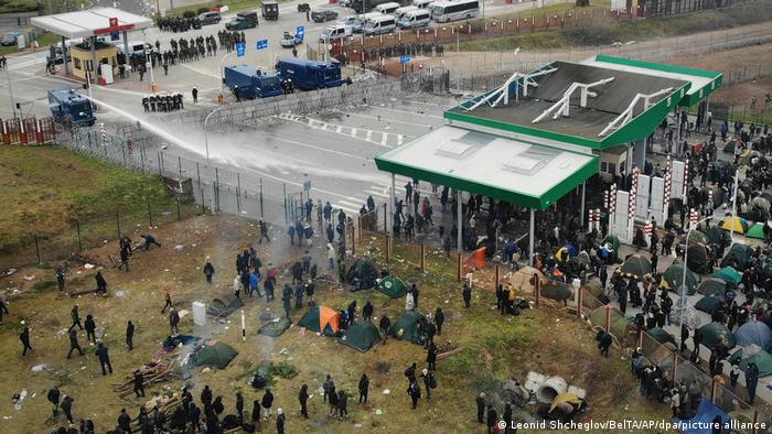 Снимка от беларуски дрон показва сблъсък между мигранти и полски граничари
