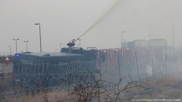 La policía polaca dispara cañones de agua contra los migrantes (16.11.2021)