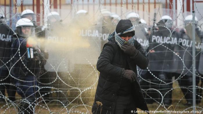 Polnischen Soldaten setzen bei Zusammenstößen zwischen Migranten und polnischen Grenzsoldaten an der belarussisch-polnischen Tränengas ein 