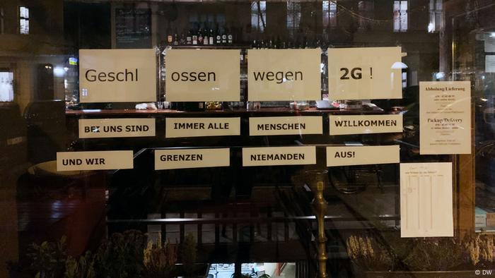 Un signe sur un café de Berlin disant qu'il avait fermé en raison de restrictions de vaccination